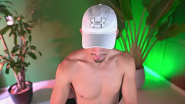 Snapshot of Aaronfox_x chatting on April 4, 3:53 pm Aaronfox x online show from April 4, 3:53 pm