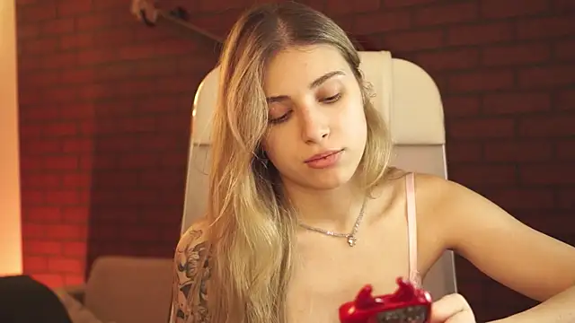 Snapshot of EllieCutes chatting on September 27, 9:14 am EllieCutes online show from September 27, 9:14 am