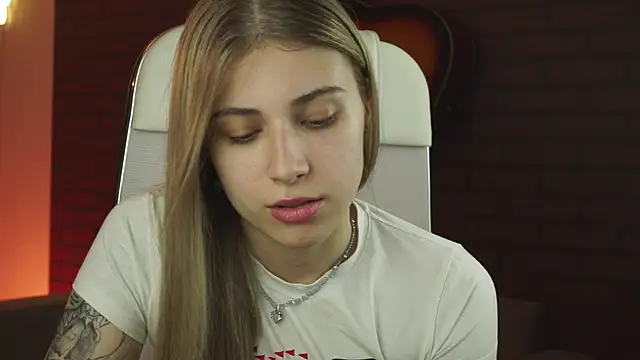 Snapshot of EllieCutes chatting on October 10, 9:30 am EllieCutes online show from October 10, 9:30 am