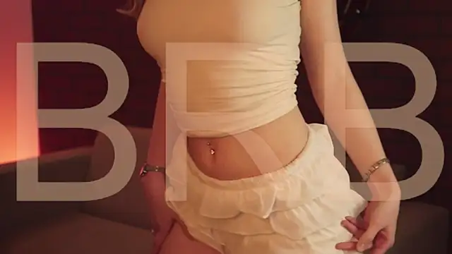 Snapshot of EllieCutes chatting on December 16, 7:35 am EllieCutes online show from December 16, 7:35 am