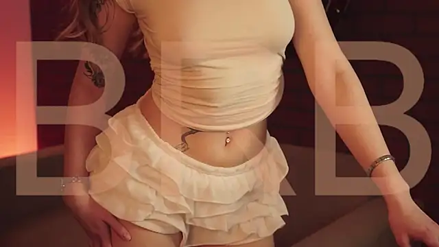 Snapshot of EllieCutes chatting on December 19, 8:32 am EllieCutes online show from December 19, 8:32 am