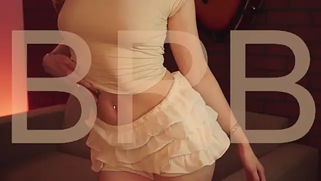 Snapshot of EllieCutes chatting on December 22, 5:15 am EllieCutes online show from December 22, 5:15 am