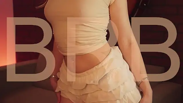 Snapshot of EllieCutes chatting on January 13, 5:24 am EllieCutes online show from January 13, 5:24 am