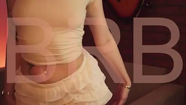 Snapshot of EllieCutes chatting on January 19, 5:55 am EllieCutes online show from January 19, 5:55 am