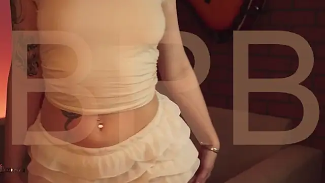 Snapshot of EllieCutes chatting on February 6, 8:18 am EllieCutes online show from February 6, 8:18 am