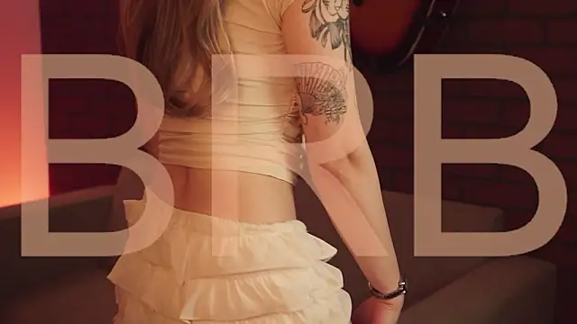 Snapshot of EllieCutes chatting on February 9, 5:55 am EllieCutes online show from February 9, 5:55 am