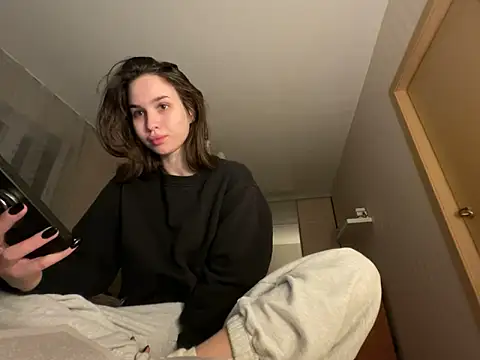 Roxie Mils online show from November 9, 9:13 pm