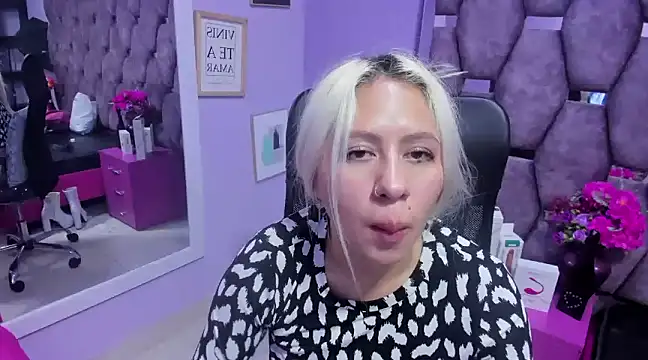 Snapshot of ConstansBlonde chatting on December 5, 10:23 pm ConstansBlonde online show from December 5, 10:23 pm