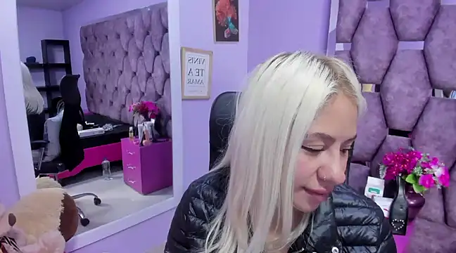 Snapshot of ConstansBlonde chatting on December 9, 1:24 pm ConstansBlonde online show from December 9, 1:24 pm