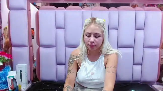 Snapshot of ConstansBlonde chatting on December 12, 4:21 pm ConstansBlonde online show from December 12, 4:21 pm