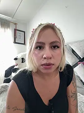 Snapshot of ConstansBlonde chatting on December 18, 6:25 pm ConstansBlonde online show from December 18, 6:25 pm