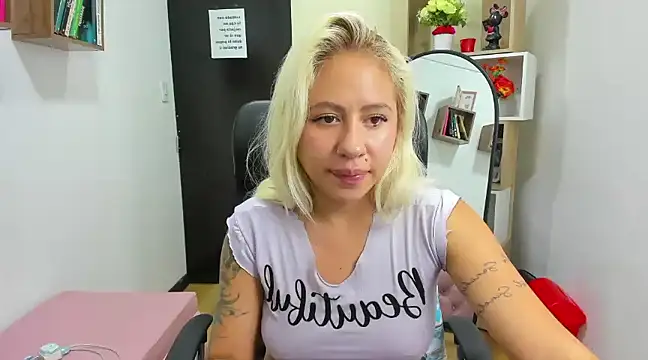Snapshot of ConstansBlonde chatting on December 23, 10:55 pm ConstansBlonde online show from December 23, 10:55 pm