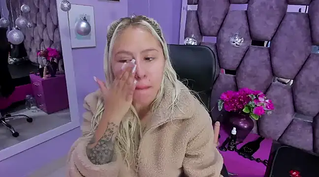 Snapshot of ConstansBlonde chatting on December 27, 1:28 pm ConstansBlonde online show from December 27, 1:28 pm