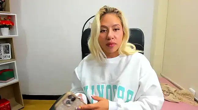 Snapshot of ConstansBlonde chatting on January 20, 11:21 pm ConstansBlonde online show from January 20, 11:21 pm