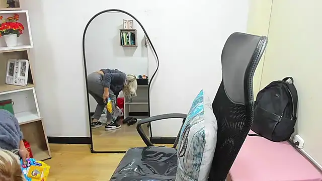 Snapshot of ConstansBlonde chatting on January 30, 7:59 pm ConstansBlonde online show from January 30, 7:59 pm