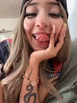 Snapshot of lunaapppp chatting on March 21, 8:19 am lunaapppp online show from March 21, 8:19 am