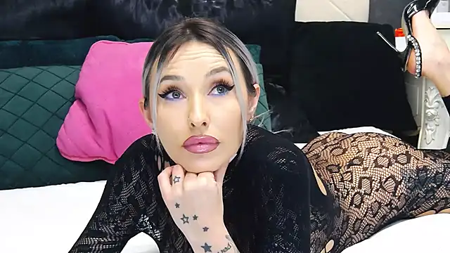 IssaSmith online show from February 7, 12:06 pm