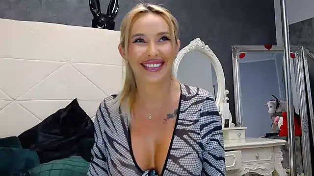 IssaSmith online show from September 17, 8:05 am