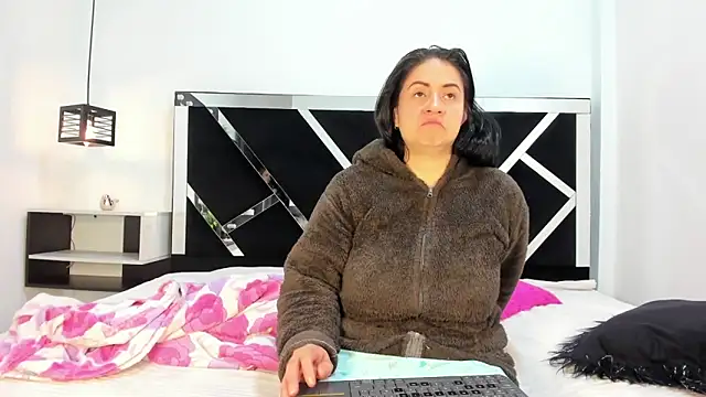 Snapshot of Ambber_moon chatting on February 14, 10:49 am Ambber moon online show from February 14, 10:49 am
