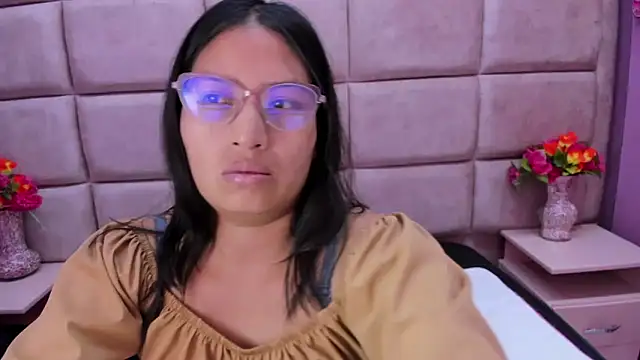 Miaa Smiith  online show from March 18, 2:25 am