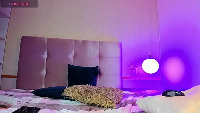 bunniestwosomee online show from February 10, 7:38 pm