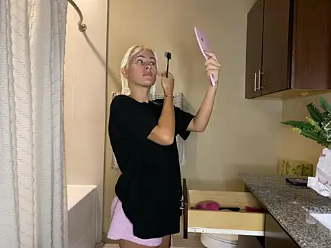 Snapshot of girlfriendmissy chatting on September 26, 12:03 am girlfriendmissy online show from September 26, 12:03 am