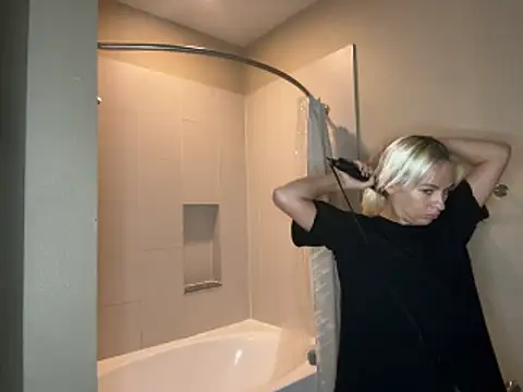 Snapshot of girlfriendmissy chatting on November 10, 9:03 pm girlfriendmissy online show from November 10, 9:03 pm