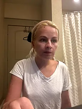 Snapshot of girlfriendmissy chatting on November 17, 12:49 am girlfriendmissy online show from November 17, 12:49 am