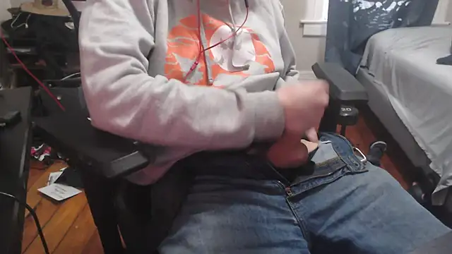 Snapshot of chicostick413 chatting on December 20, 6:13 pm chicostick413 online show from December 20, 6:13 pm