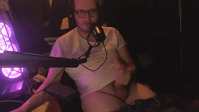 Snapshot of chicostick413 chatting on November 29, 4:04 am chicostick413 online show from November 29, 4:04 am