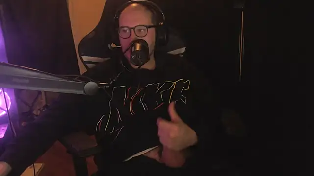 Snapshot of chicostick413 chatting on December 1, 12:10 pm chicostick413 online show from December 1, 12:10 pm