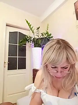 SusieNoreen online show from September 16, 1:06 am
