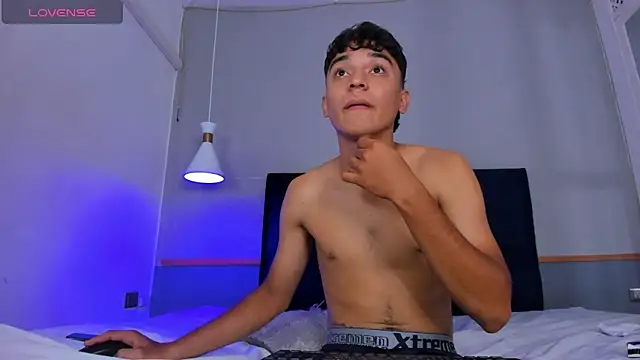 Snapshot of Austin_Cardieff chatting on December 28, 7:43 pm Austin Cardieff online show from December 28, 7:43 pm