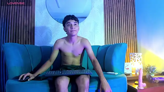 Snapshot of Austin_Cardieff chatting on January 12, 12:44 pm Austin Cardieff online show from January 12, 12:44 pm