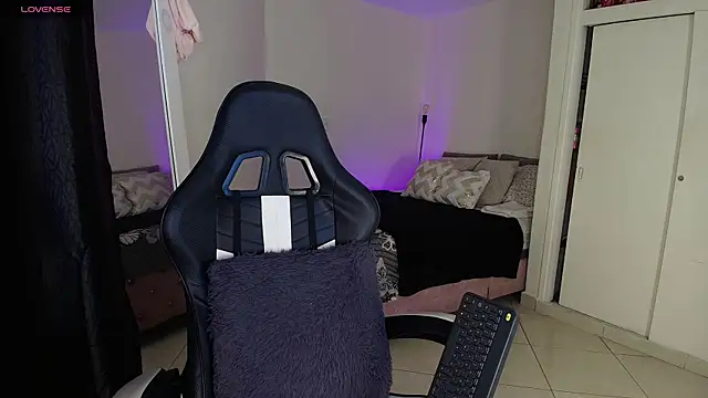 Snapshot of April_Scarlett chatting on May 22, 12:18 am April Scarlett online show from May 22, 12:18 am