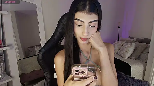 Snapshot of April_Scarlett chatting on June 3, 12:57 am April Scarlett online show from June 3, 12:57 am