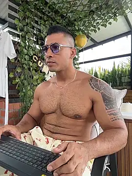 Snapshot of aaroncolombia chatting on April 9, 4:12 pm aaroncolombia online show from April 9, 4:12 pm