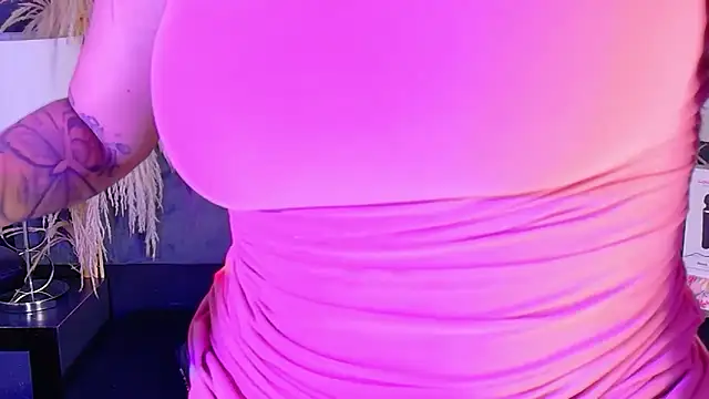 KylieWhite online show from November 6, 8:15 am