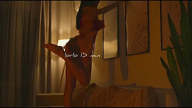 wowmolly online show from November 18, 1:04 pm