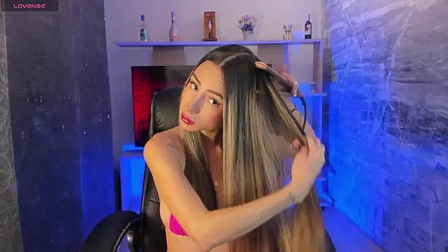juliasprousse  online show from February 5, 1:00 pm