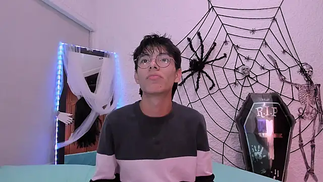 Snapshot of alexandersawyer chatting on October 14, 4:46 am alexandersawyer online show from October 14, 4:46 am