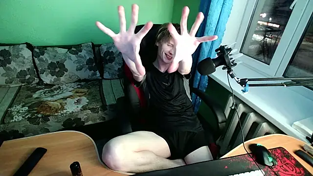 Snapshot of fameboyboo chatting on December 18, 2:45 pm fameboyboo online show from December 18, 2:45 pm