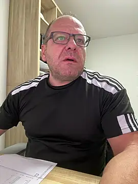 Snapshot of coupleLatinaLovers chatting on October 1, 4:51 am coupleLatinaLovers online show from October 1, 4:51 am