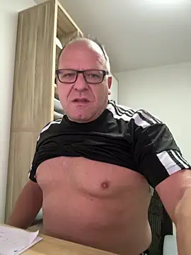 Snapshot of coupleLatinaLovers chatting on October 3, 4:53 am coupleLatinaLovers online show from October 3, 4:53 am