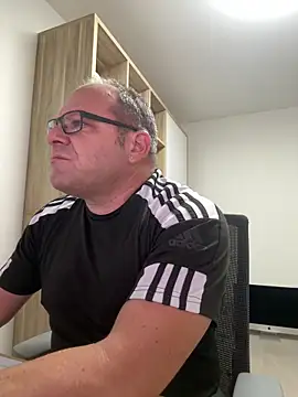 Snapshot of coupleLatinaLovers chatting on October 8, 4:32 am coupleLatinaLovers online show from October 8, 4:32 am