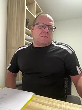 Snapshot of coupleLatinaLovers chatting on October 9, 4:54 am coupleLatinaLovers online show from October 9, 4:54 am