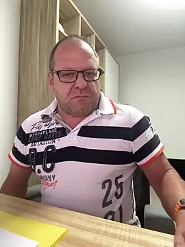 Snapshot of coupleLatinaLovers chatting on October 10, 5:17 am coupleLatinaLovers online show from October 10, 5:17 am