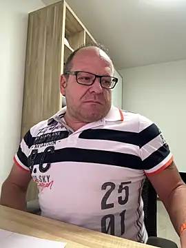 Snapshot of coupleLatinaLovers chatting on October 13, 4:56 am coupleLatinaLovers online show from October 13, 4:56 am