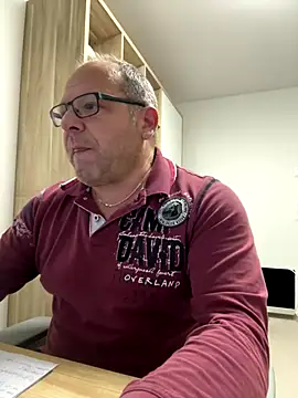 Snapshot of coupleLatinaLovers chatting on October 15, 4:45 am coupleLatinaLovers online show from October 15, 4:45 am