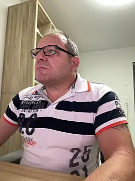 Snapshot of coupleLatinaLovers chatting on October 16, 5:19 am coupleLatinaLovers online show from October 16, 5:19 am